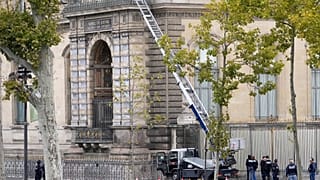 Five more arrested in connection with Louvre jewelry heist, Paris prosecutor says