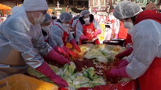 South Koreans pitch in to make fiery kimchi food dish at mass event